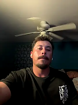 Snapshot of AlexR9700 chatting on October 18, 2025, 6:15 am AlexR9700 online show from October 18, 2025, 6:15 am