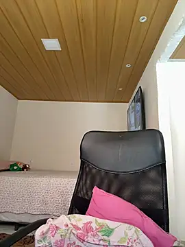 larajuli online show from February 18, 2026, 2:02 pm