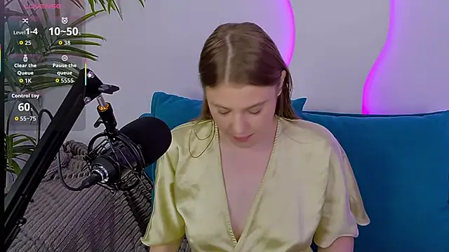 MelanieHenders online show from October 3, 2025, 6:04 am