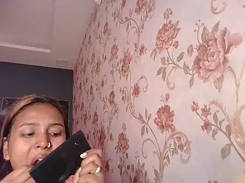 Snapshot of GlamGirl002 chatting on April 1, 2026, 2:46 am GlamGirl002 online show from April 1, 2026, 2:46 am