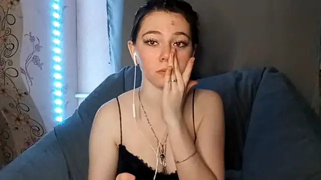 Sophiecuttie online show from October 12, 2025, 4:19 pm