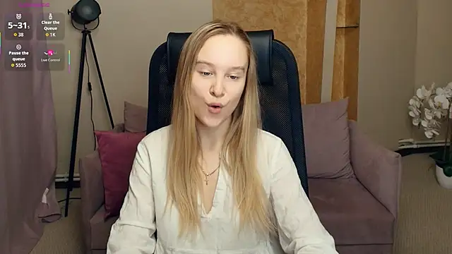 SoonMoor online show from December 18, 2025, 6:56 pm