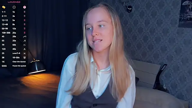 SoonMoor online show from September 23, 2025, 5:53 pm