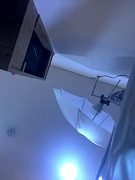 TiffanyyLam online show from January 7, 2026, 11:48 am