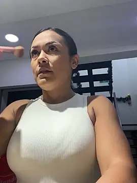 TiffanyyLam online show from December 18, 2025, 4:33 pm