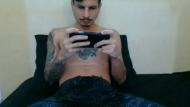 Skate012 online show from July 15, 2026, 11:01 pm