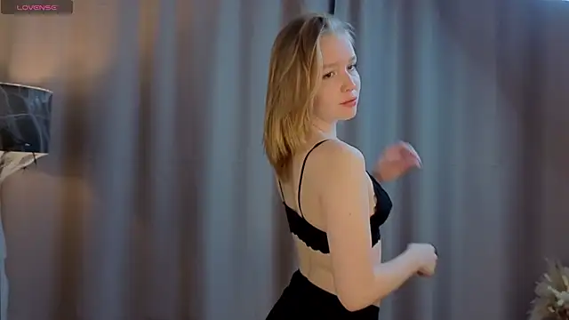 VinnieSerrano online show from November 6, 2025, 1:04 pm