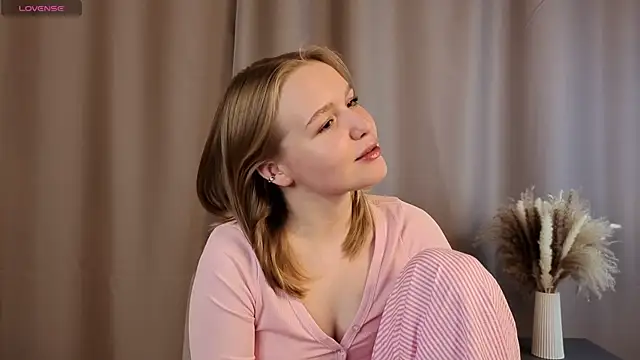 VinnieSerrano online show from October 18, 2025, 2:08 pm