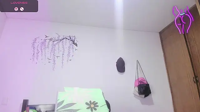 lustlunna online show from May 31, 2026, 2:06 am