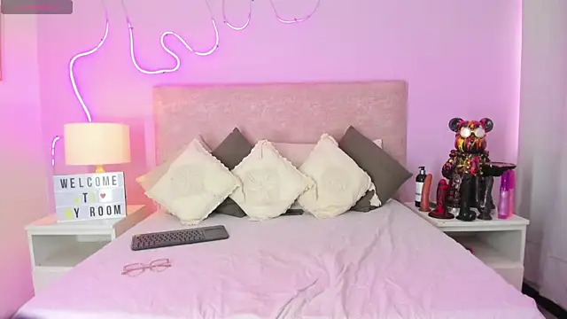 EmaRae1499 online show from September 10, 2025, 5:12 pm