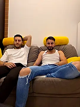 Amicisegreti online show from May 9, 2026, 6:44 pm