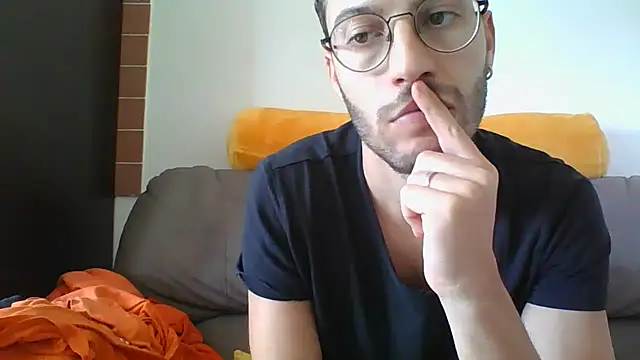 Amicisegreti online show from October 28, 2025, 12:04 pm