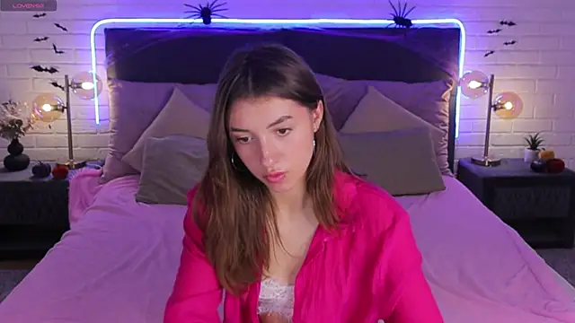 SweetVikki online show from November 4, 2025, 1:37 pm