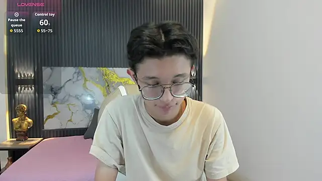 SantiagoRusso18 online show from November 7, 2025, 7:07 pm