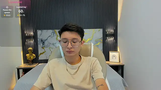 SantiagoRusso18 online show from October 3, 2025, 12:06 pm