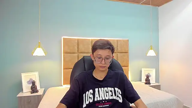 SantiagoRusso18 online show from October 14, 2025, 9:15 pm