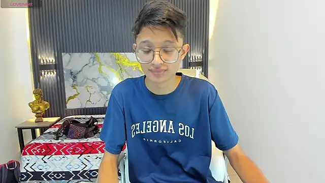 SantiagoRusso18 online show from December 18, 2025, 12:42 pm