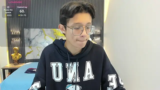 SantiagoRusso18 online show from October 31, 2025, 12:02 pm