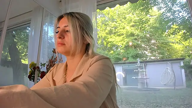 Ella Vee online show from May 11, 2026, 4:47 am