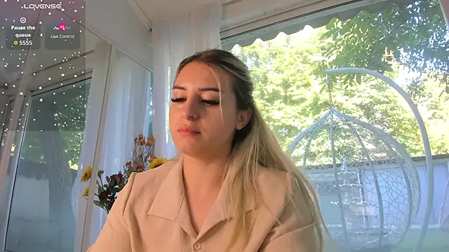 Ella Vee online show from June 14, 2026, 5:52 am