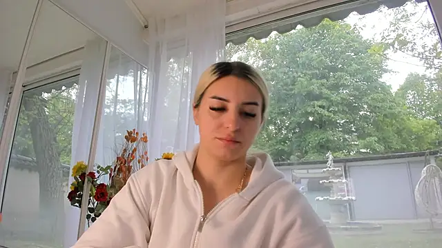 Ella Vee online show from May 2, 2026, 5:23 am