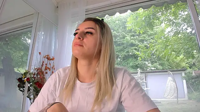 Ella Vee online show from May 20, 2026, 5:04 am