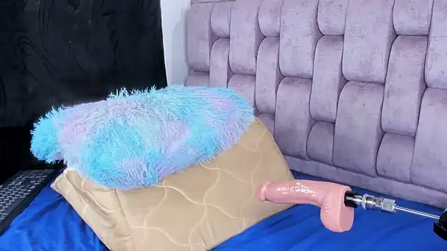 Alexa-Hunter online show from October 5, 2025, 7:48 pm