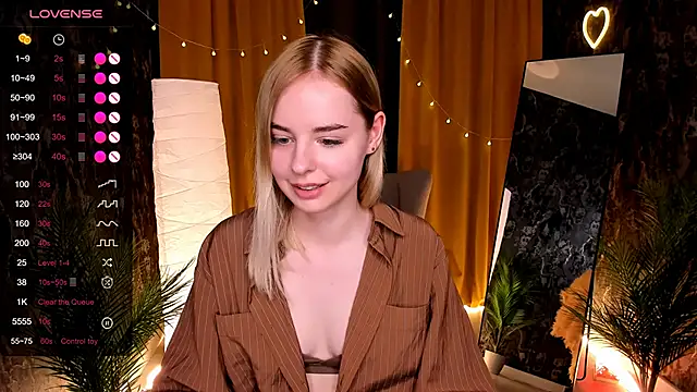 LillianShine online show from April 26, 2026, 7:49 am
