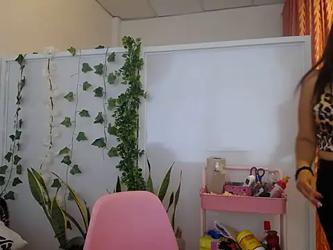 Manuela lara  online show from September 25, 2025, 2:34 pm