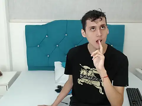 LuigiMarchetti online show from November 28, 2025, 7:47 pm