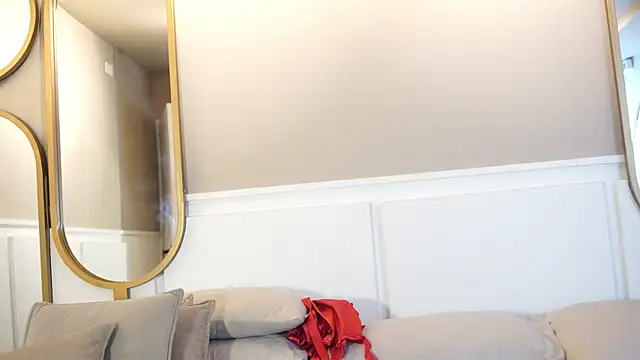 Tayler Kim online show from October 7, 2025, 6:42 pm