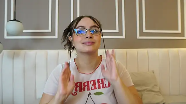 Tayler Kim online show from November 16, 2025, 5:17 pm