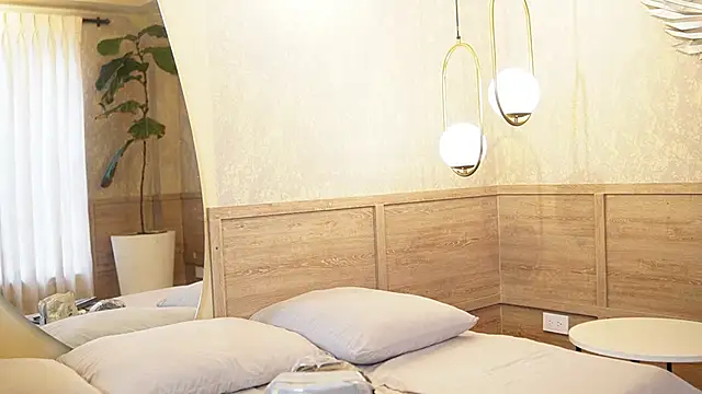 Tayler Kim online show from September 28, 2025, 4:14 pm