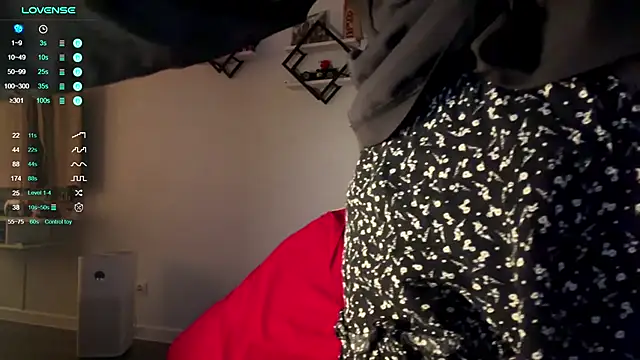 Snapshot of FoxyJulle chatting on September 8, 2025, 2:16 pm FoxyJulle online show from September 8, 2025, 2:16 pm