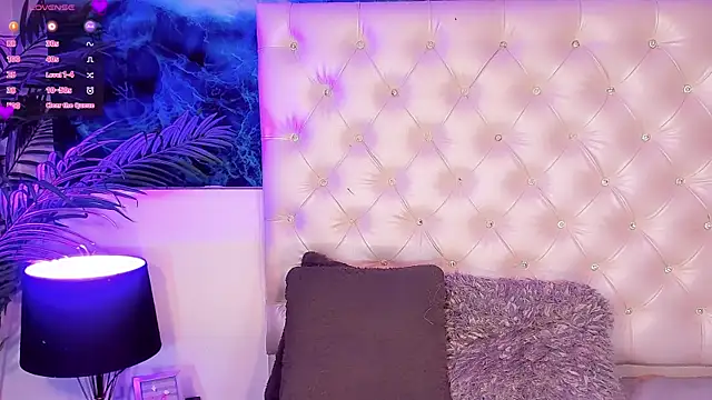 Valeria Swett  online show from June 30, 2026, 10:10 pm