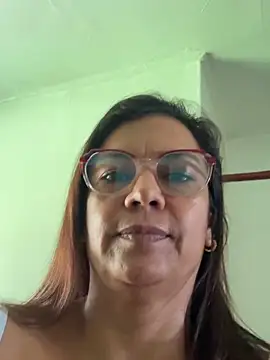 Snapshot of YadiraOrozco chatting on November 9, 2025, 2:43 pm YadiraOrozco online show from November 9, 2025, 2:43 pm