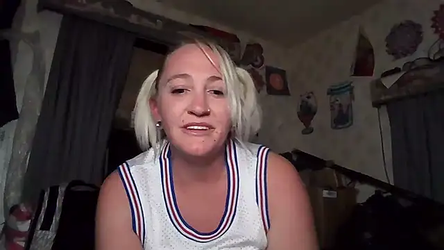 Snapshot of LyraShade89 chatting on October 7, 2025, 6:58 am LyraShade89 online show from October 7, 2025, 6:58 am