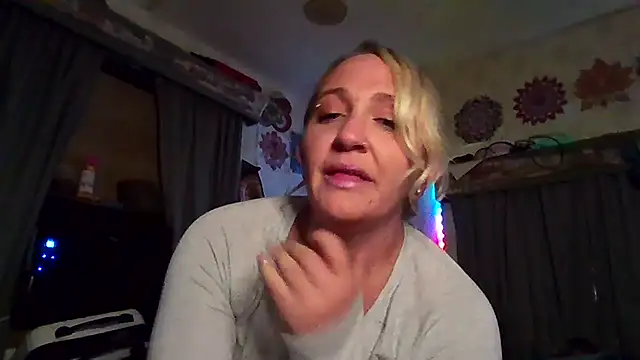 Snapshot of LyraShade89 chatting on October 6, 2025, 1:18 am LyraShade89 online show from October 6, 2025, 1:18 am