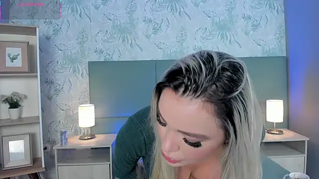 milaowens online show from December 15, 2025, 12:11 pm