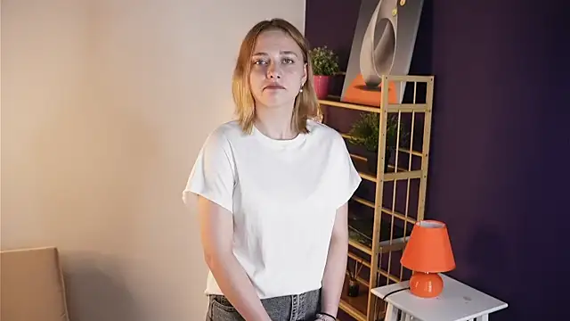 HollieCollelo online show from September 9, 2025, 4:00 am