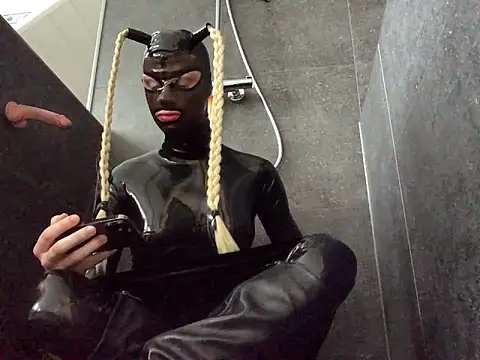 Snapshot of latexluisa chatting on December 21, 2025, 12:29 pm latexluisa online show from December 21, 2025, 12:29 pm