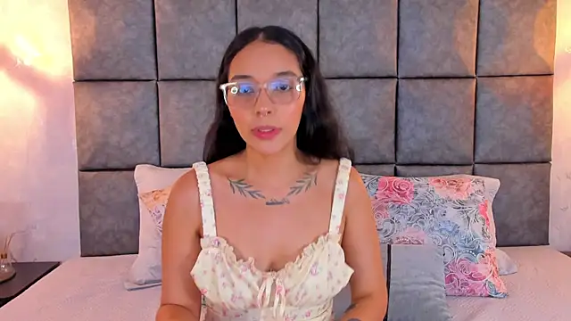 Roseaurora online show from July 4, 2026, 11:27 am