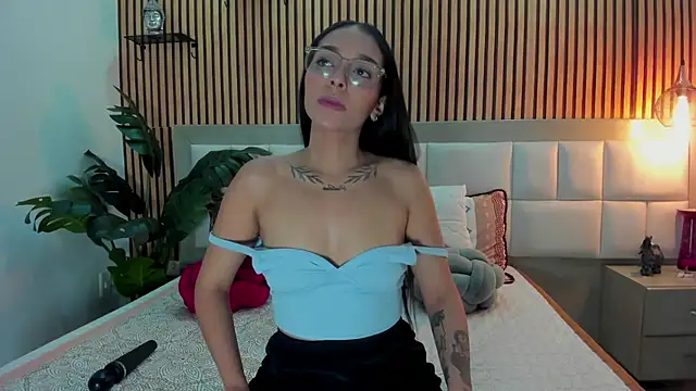 Roseaurora online show from December 18, 2025, 1:04 pm