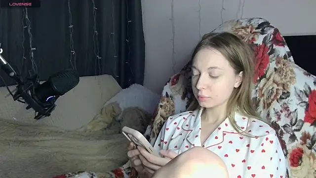 BabbbyFoxxx online show from April 9, 2026, 4:58 am
