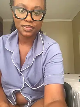 Moonzy77 online show from October 19, 2025, 2:31 pm