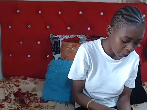 SweetSlenderChoc online show from November 26, 2025, 12:05 pm