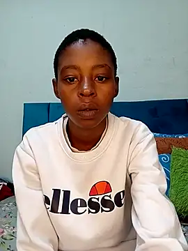SweetSlenderChoc online show from May 6, 2026, 4:44 pm