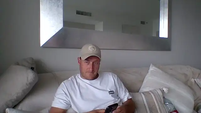 Londonlad818 online show from April 10, 2026, 4:47 pm