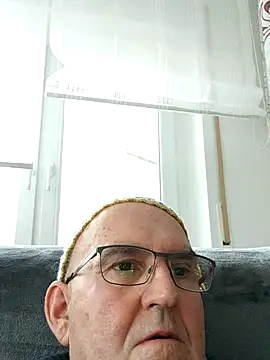 Snapshot of Oldmenhot66 chatting on February 7, 2026, 4:04 pm Oldmenhot66 online show from February 7, 2026, 4:04 pm