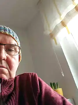 Snapshot of Oldmenhot66 chatting on February 15, 2026, 1:32 pm Oldmenhot66 online show from February 15, 2026, 1:32 pm